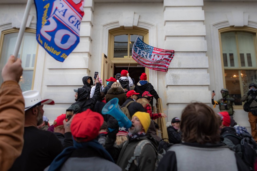 The US Capitol Breached by Pro-Trump Rioters Pro-Trump supporters and far-right forces flood DC to protest Donald Trump s election loss. Hundreds breached the Capitol Building in an attempt to overtur ...