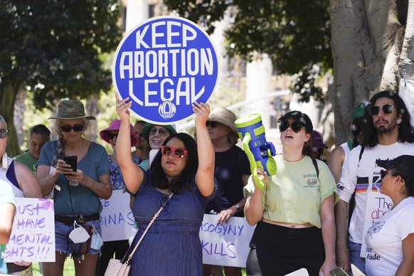 24.06.2024, USA, Los Angeles: Teilnehmer einer Demonstration für legale Abtreibung halten an einem nationalen Aktionstag Schilder hoch. Foto: Richard Vogel/AP +++ dpa-Bildfunk +++