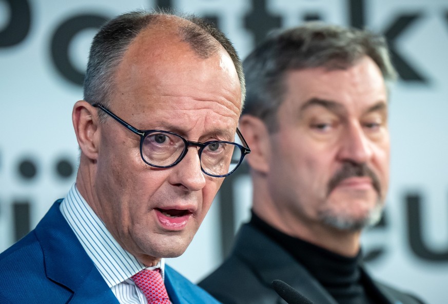 ARCHIV - 17.12.2024, Berlin: Friedrich Merz (l), CDU-Bundesvorsitzender und CDU/CSU-Fraktionsvorsitzender im Bundestag, spricht neben Markus Söder, (CSU), Ministerpräsident von Bayern und CSU-Vorsitze ...