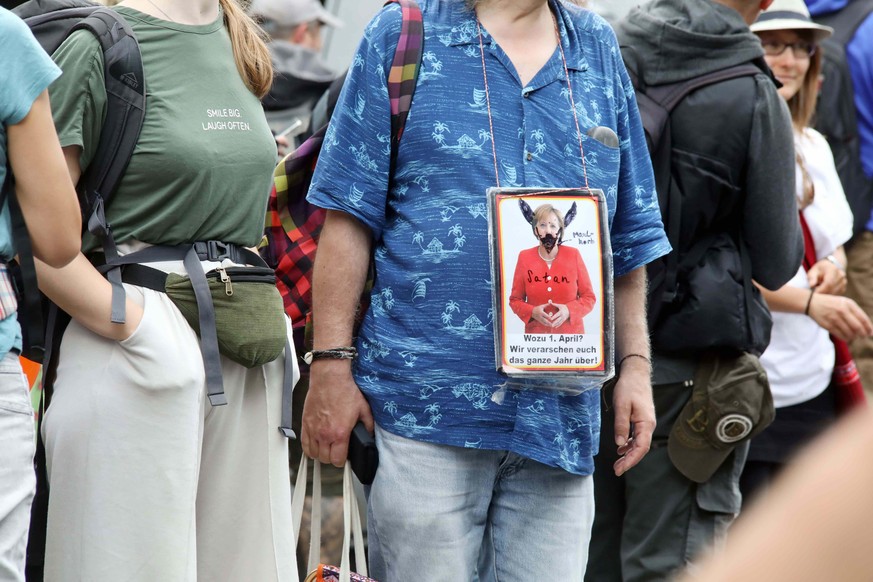 Die Regierung als das Böse an sich: Teilnehmer einer Corona-Demo am Sonntag in Berlin mit einer Darstellung von Bundeskanzlerin Angela Merkel als Satan.