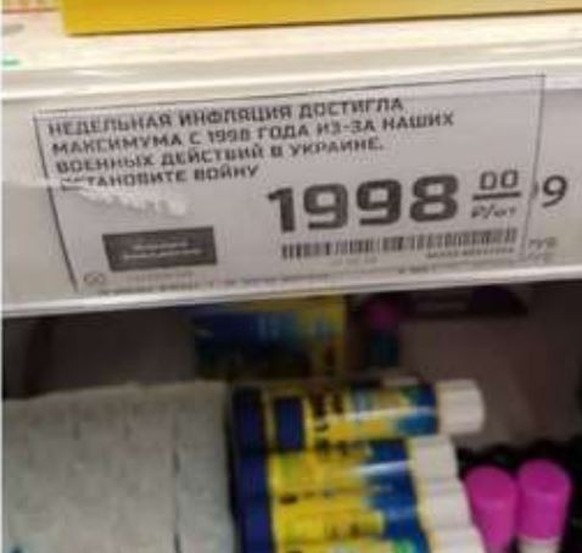 Auf dem manipulierten Preisschild steht: "Die wöchentliche Inflation hat wegen unserer militärischen Aktionen in der Ukraine den höchsten Stand seit 1990 erreicht."