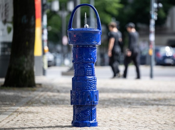 20.07.2023, Berlin: Blick auf den neuen Brunnen. Im Lietzenseepark wurde der 222. Trinkbrunnen eingeweiht. Foto: Hannes Albert/dpa +++ dpa-Bildfunk +++