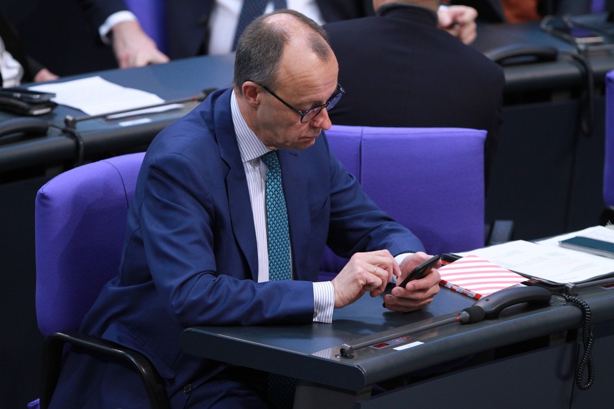 Berlin, Deutschland, 19.01.2024: Deutscher Bundestag: Sitzungswoche, 148. Sitzung: CDU-Chef Friedrich Merz schaut auf sein Smartphone *** Berlin, Germany, 19 01 2024 German Bundestag session week, 148 ...