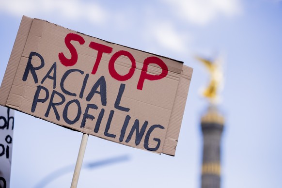 ARCHIV - 18.07.2020, Berlin: �Stop racial Profiling� steht bei einer Demonstration unter dem Motto �Deutschland hat ein #Rassismusproblem � Aktionswochenende gegen Polizeigewalt� auf einem Schild (zu  ...