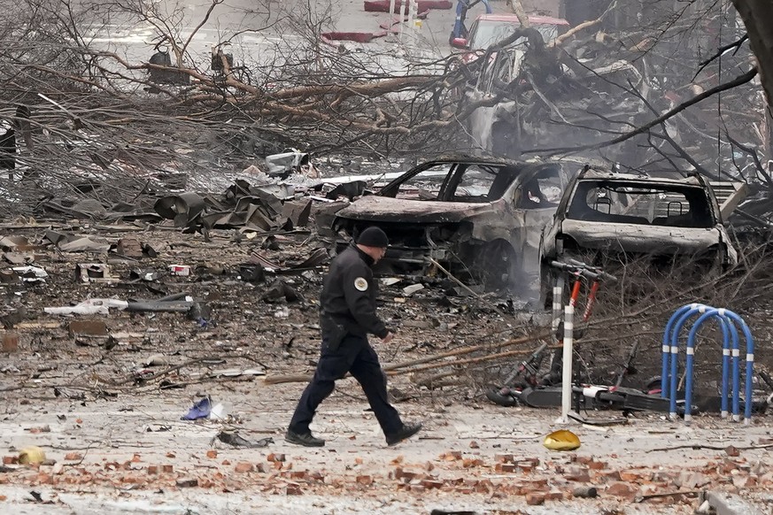 Bilder wie aus einem Kriegsgebiet: Ein Mitglied der Einsatzlräfte geht in der US-Stadt Nashville am Ort einer heftigen Explosion vorbei. 