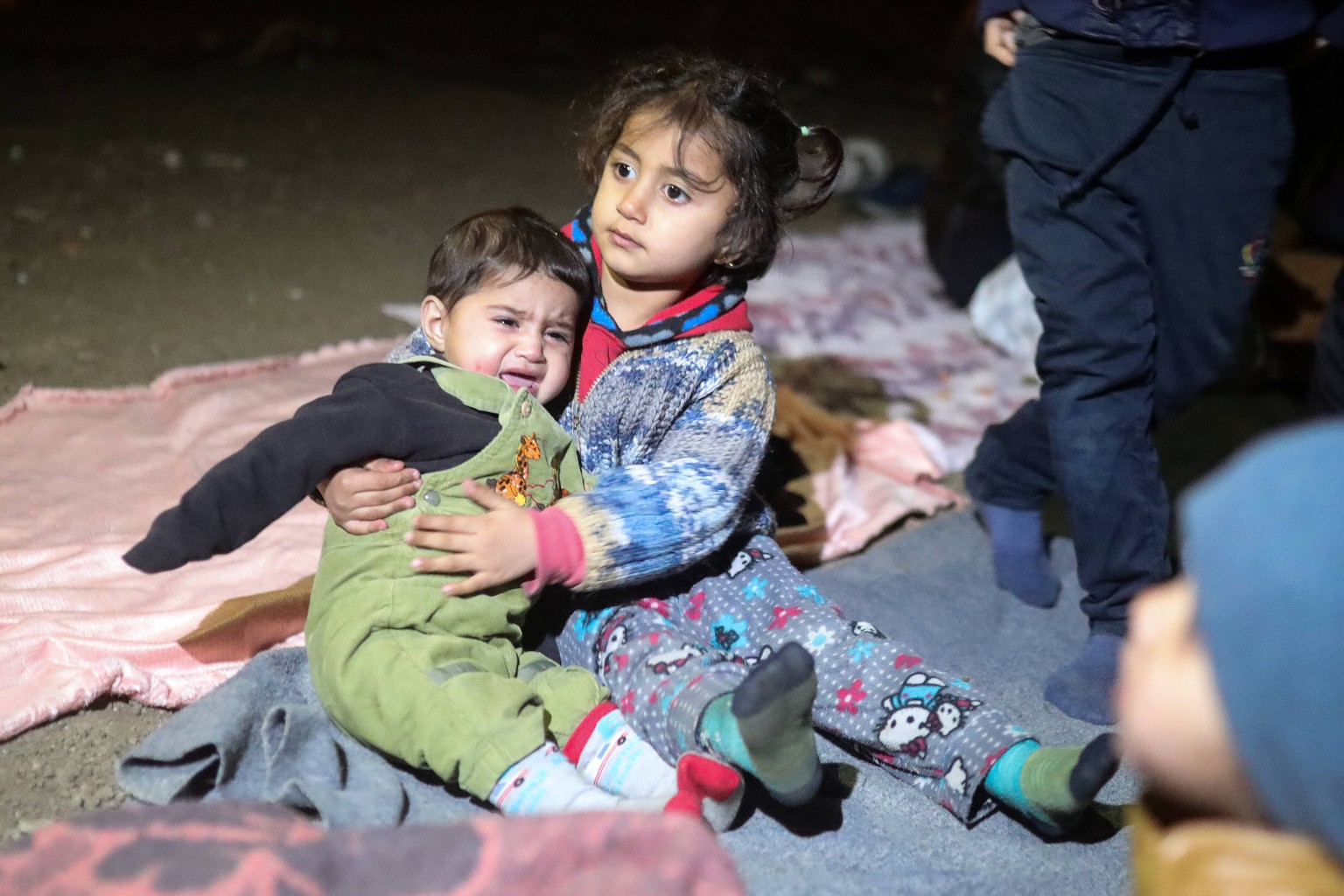 PXLRefugees spend the night by the fire 04.03.2020., Edirne, Turkey - Refugees spend the night by the fire by the Tunca River. The biggest focal point of the refugee crisis is currently Pazarkule, a b ...