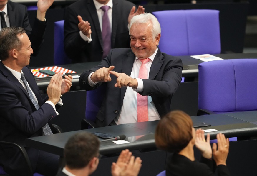 Wolfgang Kubicki von der FDP (r) gestikuliert bei der konstituierenden Sitzung des neuen Bundestags und bekommt Applaus, nachdem er zum Vizepräsidenten gewählt wurde.