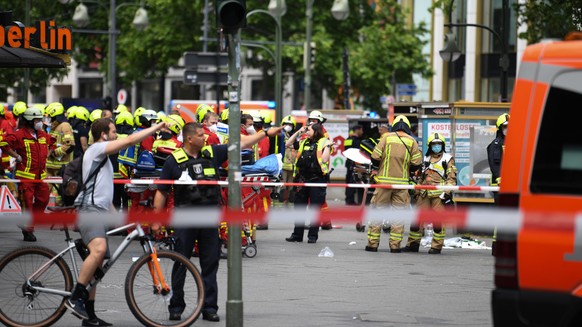 Ein Großaufgebot an Feuerwehr und Polizei sichert den Bereich rund um den Breitscheidplatz in Berlin.