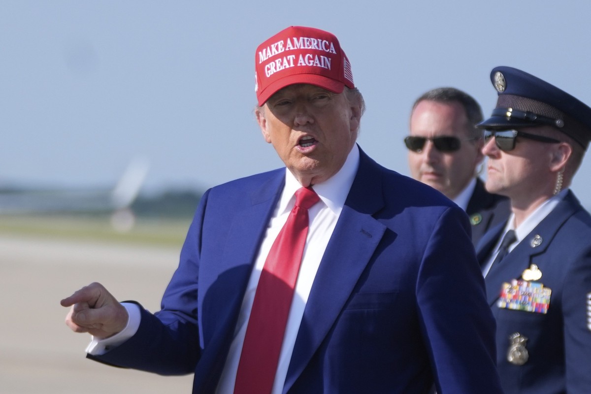 21.06.2025, USA, Joint Base Andrews: US-Präsident Donald Trump spricht bei seiner Ankunft auf der Joint Base Andrews in Maryland. Foto: Manuel Balce Ceneta/AP/dpa +++ dpa-Bildfunk +++
