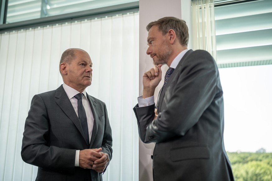 22.06.2022, Berlin: Bundeskanzler Olaf Scholz (l, SPD), spricht mit Christian Lindner (FDP), Bundesminister der Finanzen, vor Beginn der Sitzung des Bundeskabinetts im Kanzleramt. Foto: Michael Kappel ...