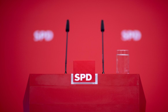 SPD DEU, Deutschland, Germany, Berlin, 24.06.2019 Pult mit Logo der SPD im Foyer waehrend der Pressekonferenz der SPD zur Nahles-Nachfolge fuer den Parteivorsitz im Willy-Brandt-Haus in Berlin, Deutsc ...