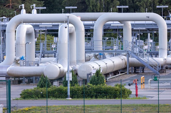 11.07.2022, Mecklenburg-Vorpommern, Lubmin: Rohrsysteme und Absperrvorrichtungen in der Gasempfangsstation der Ostseepipeline Nord Stream 1 und der �bernahmestation der Ferngasleitung OPAL (Ostsee-Pip ...