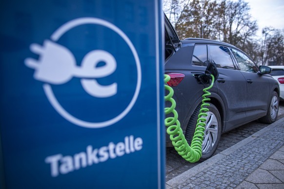 ARCHIV - 28.11.2023, Mecklenburg-Vorpommern, Schwerin: An der Ladesäule eines regionalen Stromanbieters wird ein Elektroauto mit Strom aufgeladen. (Zu dpa &quot;Umfrage: Umstieg auf E-Auto bei vielen  ...