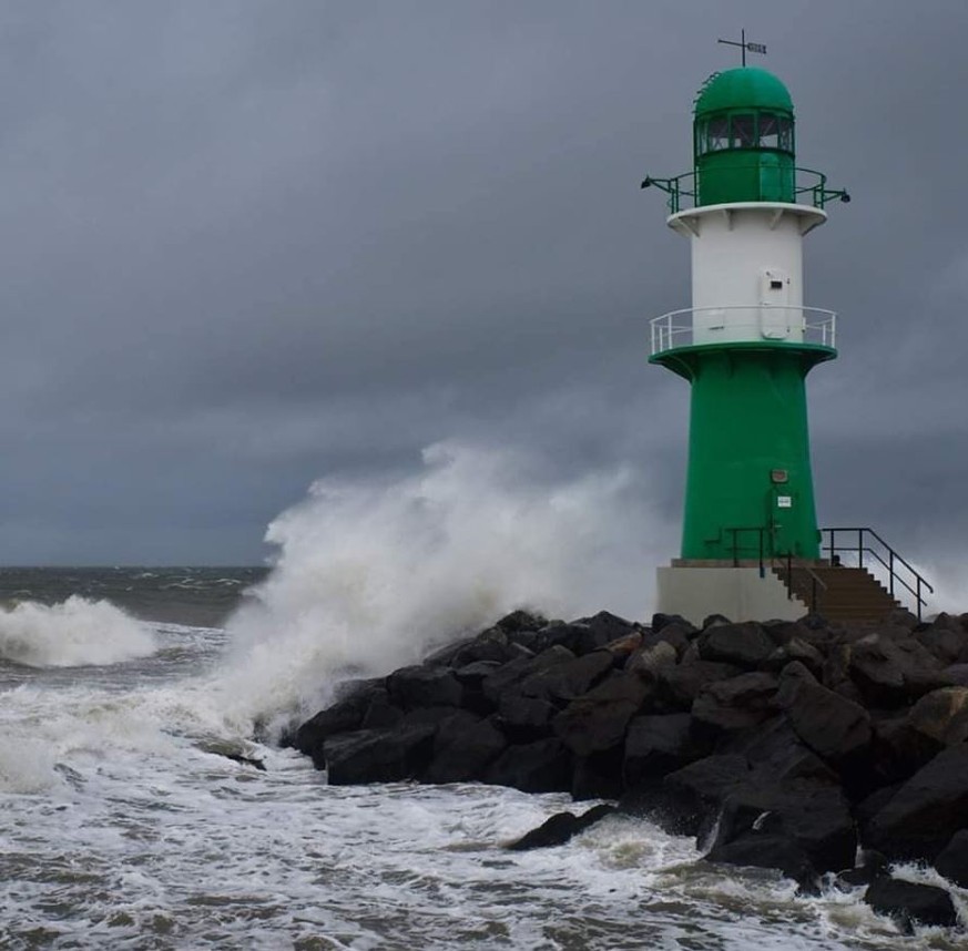 Der Sturm tobt in Warnemünde