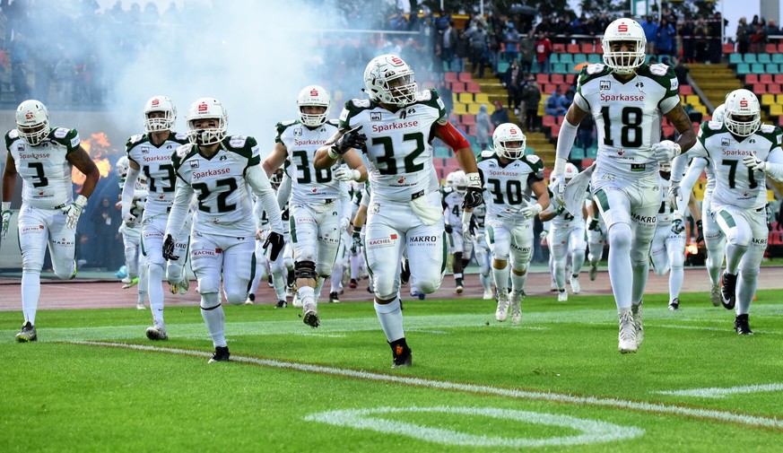 Team beim Einmarsch Schwaebisch Hall Unicorns vs.1. FFC Braunschweig, American Football, 07.10.2017,Friedrich-Ludwig-Jahn-Sportpark,Berlin - German Bowl XXXIX.
Der German Bowl ist das Finale der Germa ...