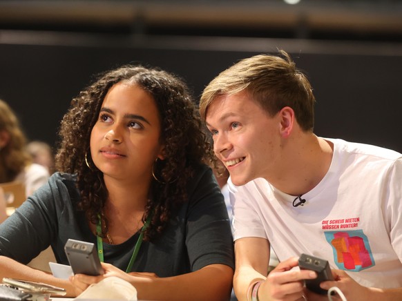 Frisch gewählt: Die beiden Sprecher der Grünen Jugend, Sarah-Lee Heinrich und Timon Dzienus beim Bundeskongress des Verands.