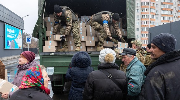 April 3, 2022, Bucha, Ukraine: Residents of Bucha receive boxes of food packages. Kyiv Territorial Defense distributes humanitarian aid and food to residents of Bucha who spent a month under occupatio ...