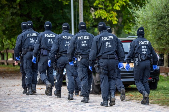 19.09.2023, Mecklenburg-Vorpommern, Jamel: Einsatzkräfte der Polizei führen auf einem polizeibekannten Grundstück eine Durchsuchungsaktion durch. Bundesinnenministerin Faeser hat den rechtsextremistis ...