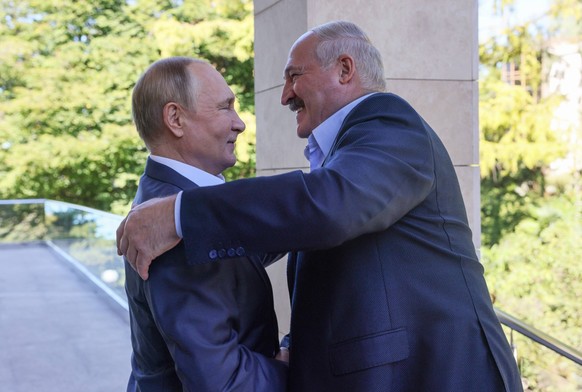 Russia Belarus 8283787 26.09.2022 Russian President Vladimir Putin greets Belarusian President Alexander Lukashenko during a meeting in Sochi, Russia. Gavriil Grigorov / POOL Sochi Krasnodar region Ru ...