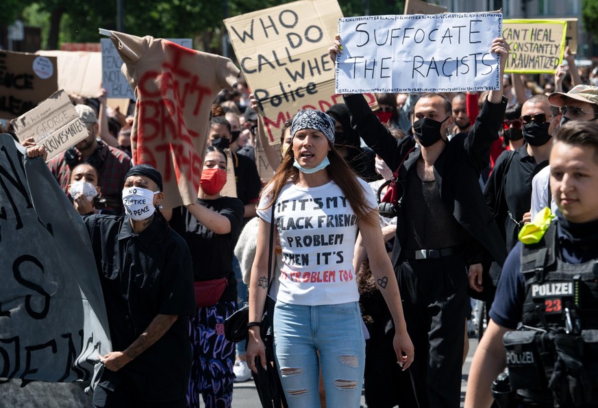 31.05.2020, Berlin: Demonstranten protestieren in Kreuzberg nach dem gewaltsamen Tod des Afroamerikaners George Floyd durch einen weißen Polizisten in den USA gegen Rassismus und Polizeigewalt. Foto:  ...