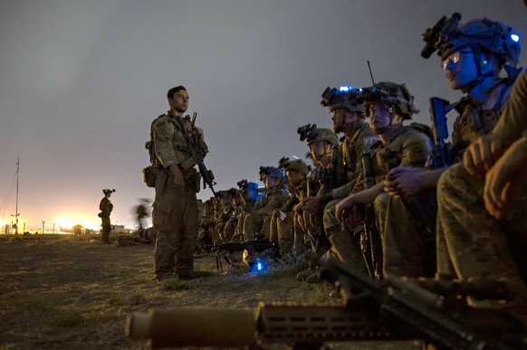 Afghanistan, Die letzten amerikanischen Soldaten verlassen Kabul STYLELOCATIONThe last U.S. Army 82nd Airborne Division paratroopers wait to board an Air Force C-17 Globemaster III cargo plane complet ...