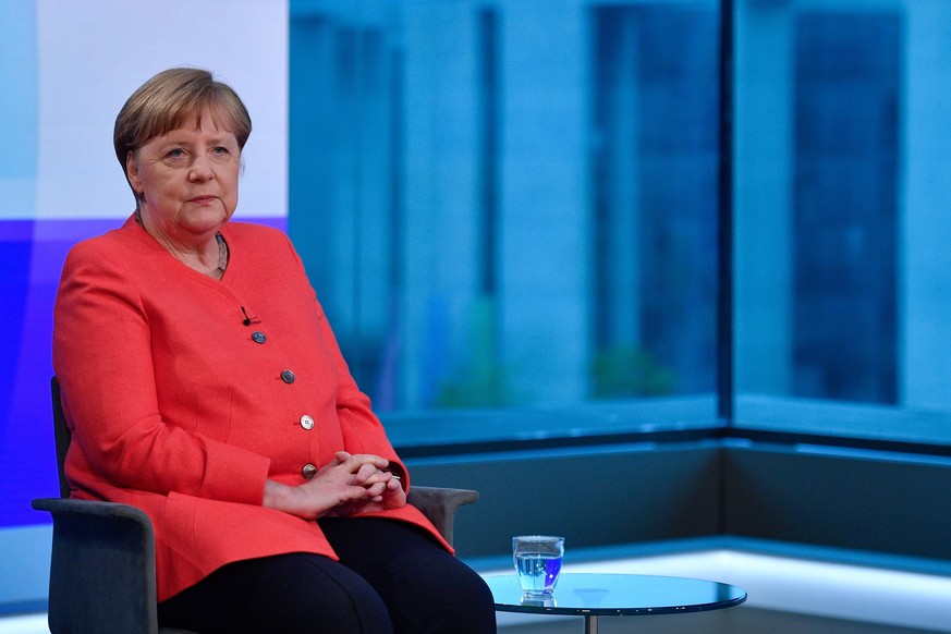 04.06.2020, Berlin: Bundeskanzlerin Angela Merkel (CDU) sitzt im ARD-Hauptstadtstudio und wartet auf den Beginn eines Interviews. Foto: John Macdougall/AFP/POOL/dpa | Verwendung weltweit