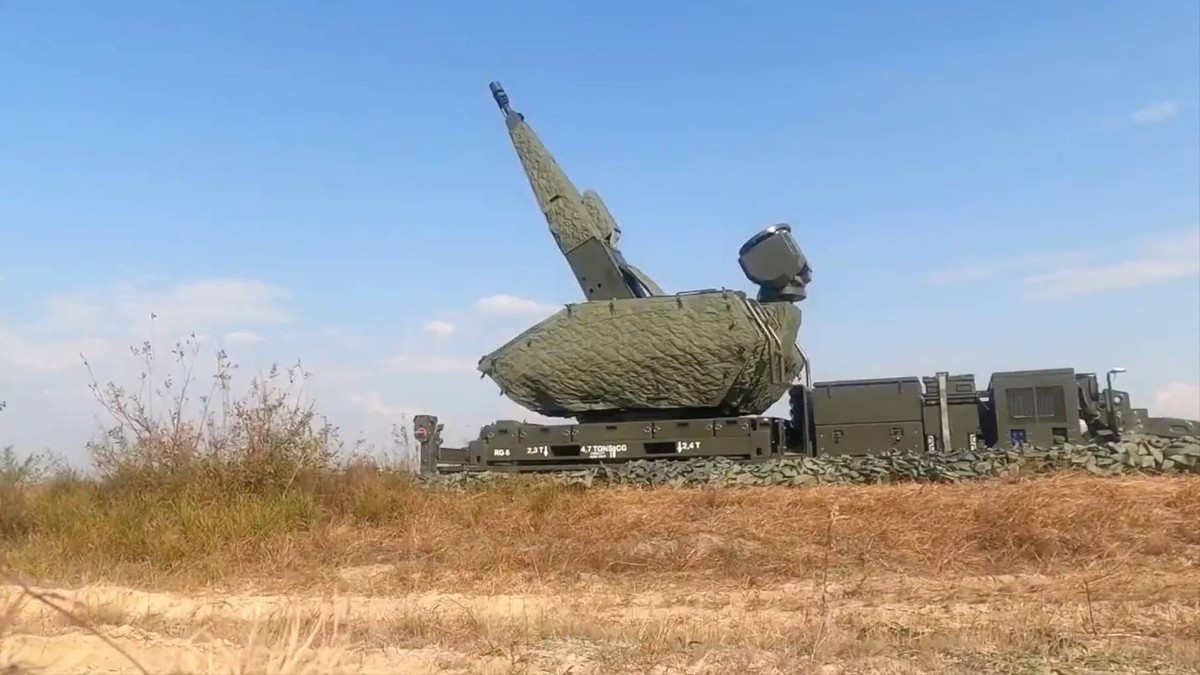 RECORD DATE NOT STATED 265493.jpg Ukraine Ministry of Defence released video on Sept 25, 2024 to shows itsr air defense forces training with the German-made Skynex short range air defence system equip ...