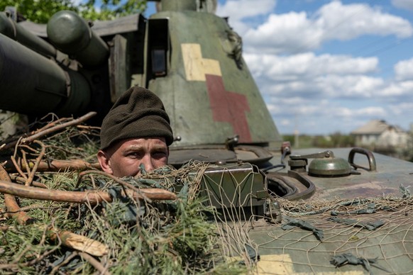 FILE PHOTO: An Ukrainian soldier looks out from a tank, amid Russia&#039;s invasion of Ukraine, in the frontline city of Lyman, Donetsk region, Ukraine April 28, 2022. REUTERS/Jorge Silva/File Photo