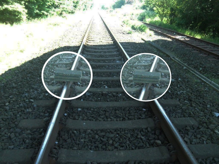 Eine Drohung? Bis die Polizei an der Eisenbahnbrücke eintraf, legten die Täter weitere Betonplatten auf die Gleise und flüchteten.