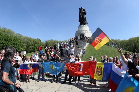 9. Mai - Gedenken an das Ende des 2. Weltkriegs - Berlin, Deutschland, DEU, GER, 09.05.2022 - Berlin Bezirk Treptow-Köpenick: Hunderte Menschen, darunter zahlreiche russischstämmige Staatsbürger, besu ...