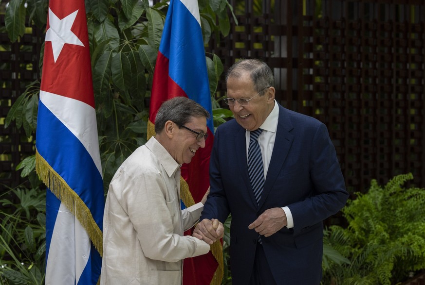 20.04.2023, Kuba, Havanna: Sergej Lawrow (r), Außenminister von Russland, und Bruno Rodriguez, Außenminister von Kuba, reichen sich bei einem Fototermin am Rande eines Treffens die Hände. Foto: Ramon  ...