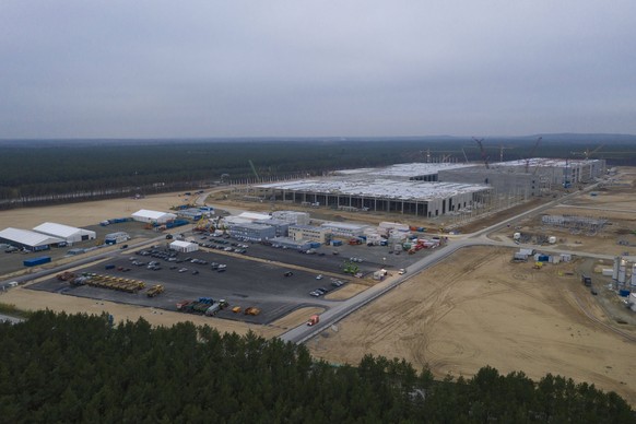 Deutschland, Brandenburg, Tesla Gigafactory Berlin-Brandenburg im Bau, 06.11.2020 *** Germany, Brandenburg, Tesla Gigafactory Berlin Brandenburg under construction, 06 11 2020