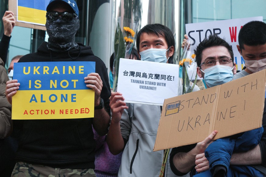 Menschen in Taiwan zeigen sich bei Protesten gegen Putin solidarisch mit der Ukraine. 
