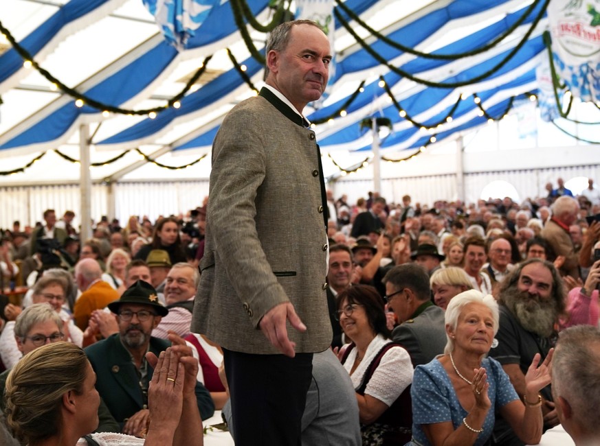 31.08.2023, Bayern, Aschau: Hubert Aiwanger (Freie Wähler), Staatsminister für Wirtschaft, Landesentwicklung und Energie von Bayern, steht vor seiner Festrede bei der Eröffnung des Aschauer Marktes im ...