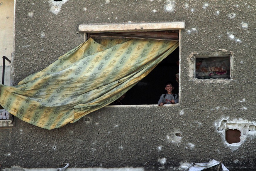 Ein Junge blickt aus einem Fenster in der zerstörten Stadt Duma. In der Stadt, in der Giftgas eingesetzt worden sein soll: Einige Überlebende machen die Rebellengruppe Dschaisch al-Islam (Armee des Islam) für den Giftgasangriff verantwortlich, ohne jedoch hierfür Beweise zu haben.