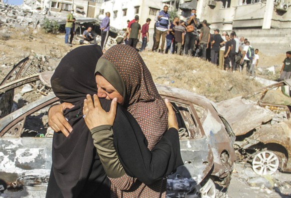 240821 -- GAZA, Aug. 21, 2024 -- People mourn for victims killed in an Israeli airstrike at Salah al-Din school in Gaza City, on Aug. 21, 2024. At least five Palestinians were killed and many others i ...