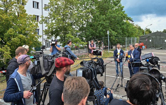 20.08.2021, Brandenburg, Doberlug-Kirchhain: Olaf Jansen (2.v.r.), Chef der Zentralen Ausl�nderbeh�rde Brandenburgs, spricht auf einer Pressekonferenz auf dem Gel�nde der DRK-Fl�chtlingshilfe in der E ...