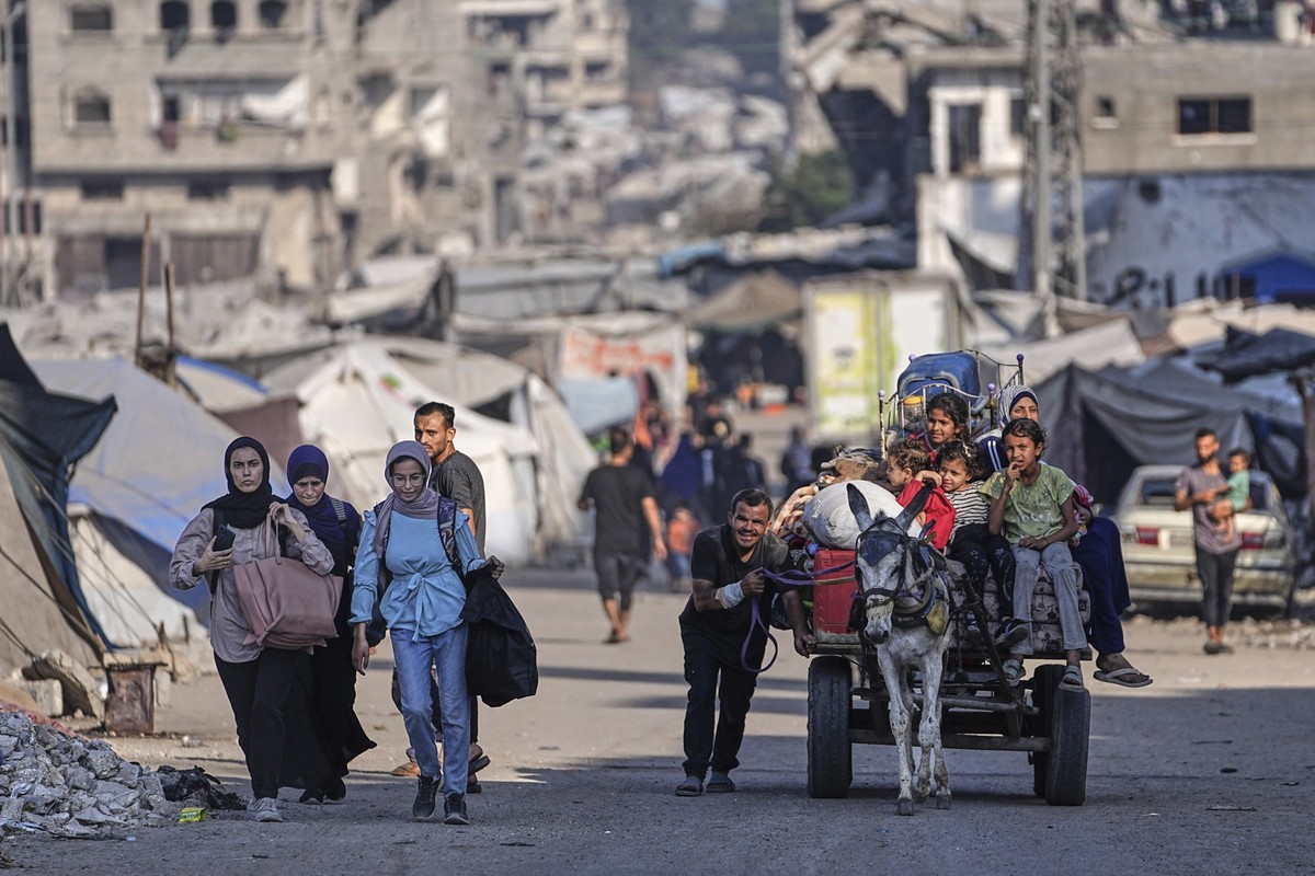 29.06.2025, Palästinensische Gebiete, Gaza: Vertriebene Palästinenser fliehen aus dem Flüchtlingslager Dschabalia, nachdem die israelische Armee die Evakuierung von Gaza-Stadt angeordnet hat. Foto: Je ...