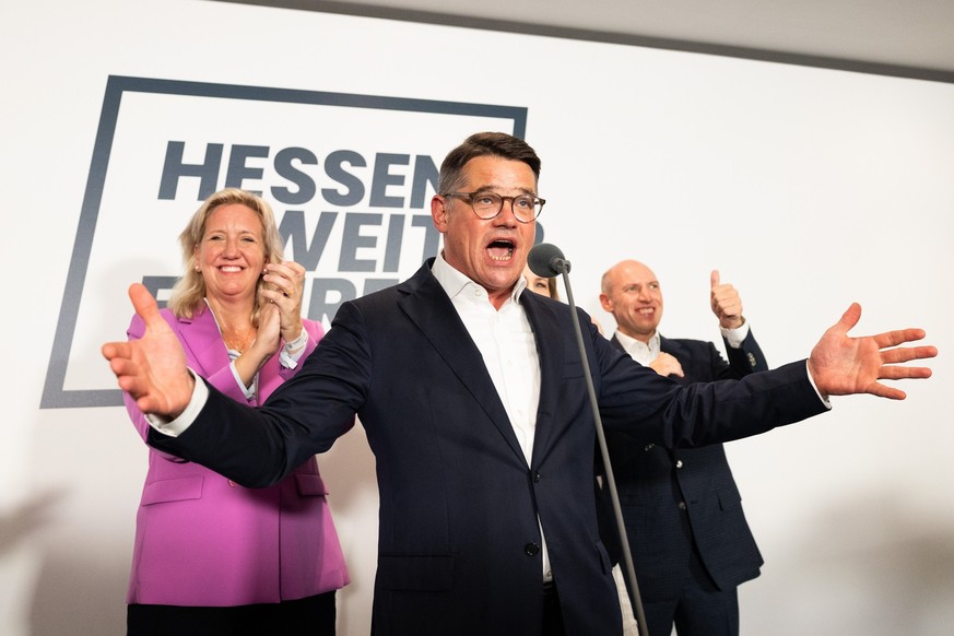 08.10.2023, Hessen, Wiesbaden: Boris Rhein (CDU), Ministerpräsident von Hessen, spricht bei der CDU-Wahlparty zu seinen Anhängern. Im Hintergrund Ines Claus (l-r), Astrid Wallmann und Manfred Pentz. I ...