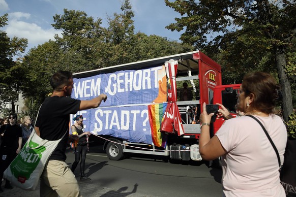 Menschen nehmen der Demonstration Wem gehoert die Stadt teil in Berlin am 8. September 2018. Die Demonstranten protestieren gegen steigenden Mieten und gegen sozialen Spaltung. Wem gehoert die Stadt D ...