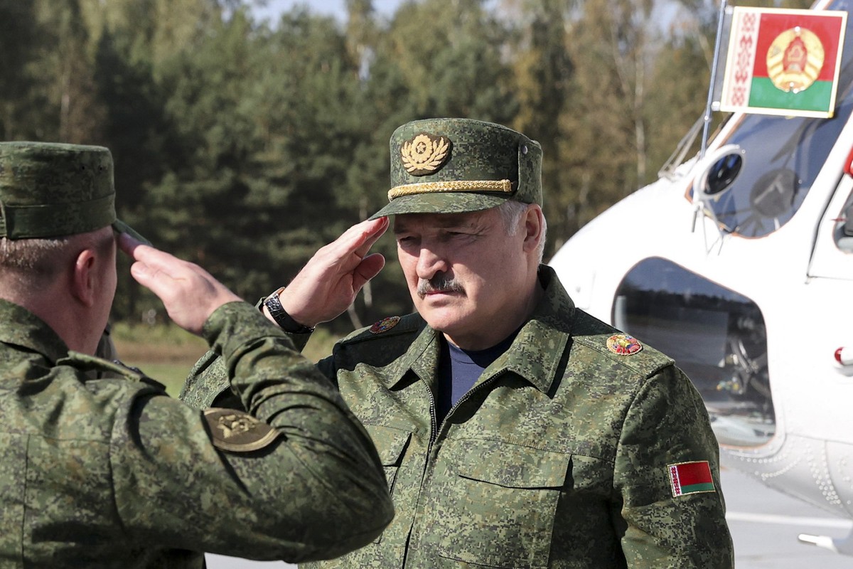 ARCHIV - 12.09.2021, Belarus, Obuz-Lesnovsky: Alexander Lukaschenko (M), Pr�sident von Belarus, salutiert, w�hrend einer gemeinsamen strategischen Milit�r�bung der Streitkr�fte Russlands und Belarus a ...