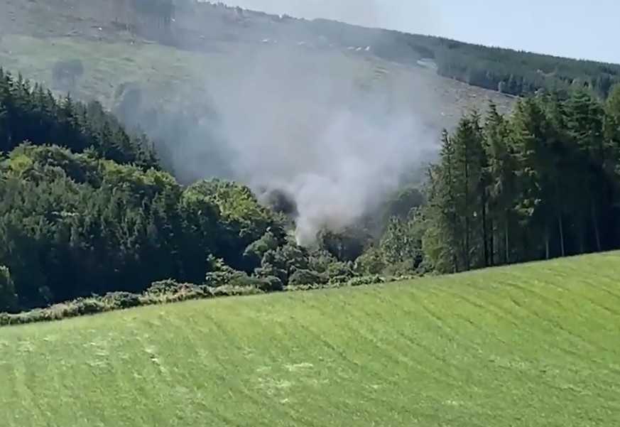HANDOUT - 12.08.2020, Großbritannien, Stonehaven: Dieses von BBC Schottland zur Verfügung gestellte Videostandbild zeigt Rauch, der aus einem entgleisten Zug in der Nähe von Stonehaven, Aberdeenshire, ...