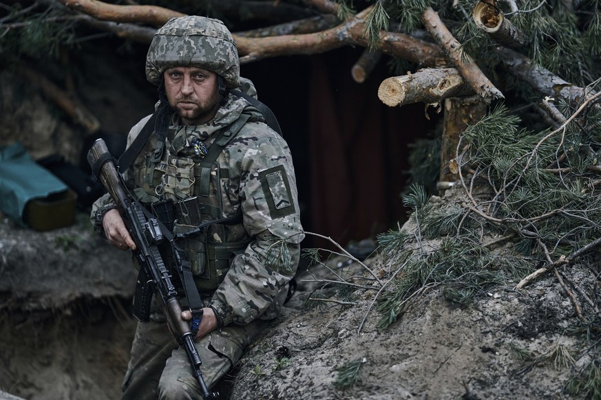 09.05.2023, Ukraine, Kreminna: Ein ukrainischer Soldat steht in einem Graben in der Nähe der russischen Stellungen in der Region Luhansk. Foto: LIBKOS/AP/dpa +++ dpa-Bildfunk +++