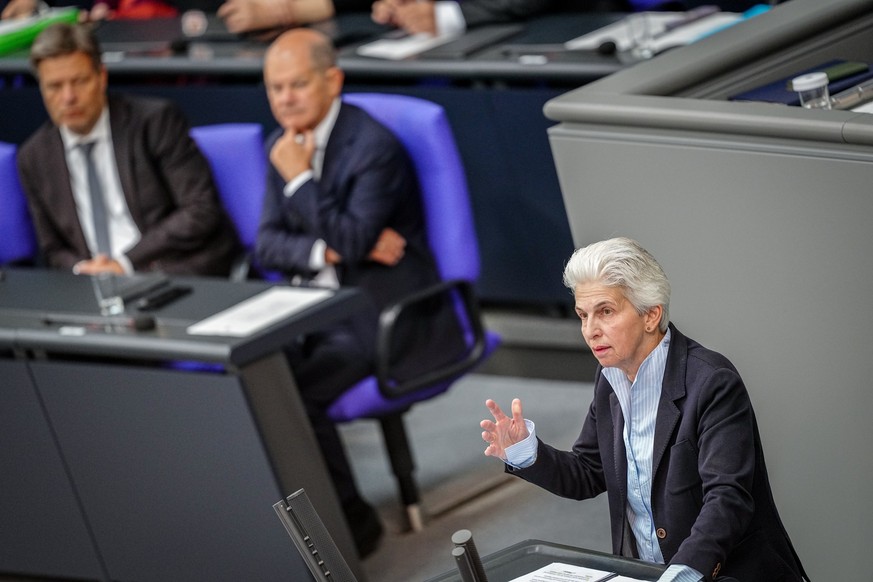 04.07.2024, Berlin: Marie-Agnes Strack-Zimmermann (FDP) spricht vor Bundeskanzler Olaf Scholz (M, SPD) und Robert Habeck (l, Bündnis 90/Die Grünen), Bundesminister für Wirtschaft und Klimaschutz, bei  ...