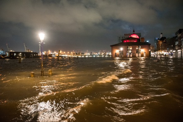 17.02.2022, Hamburg: Der Fischmarkt mit der Fischauktionshalle ist am Morgen w�hrend einer Sturmflut beim Hochwasser der Elbe �berschwemmt. Der Hamburger Fischmarkt ist am fr�hen Donnerstagmorgen erne ...