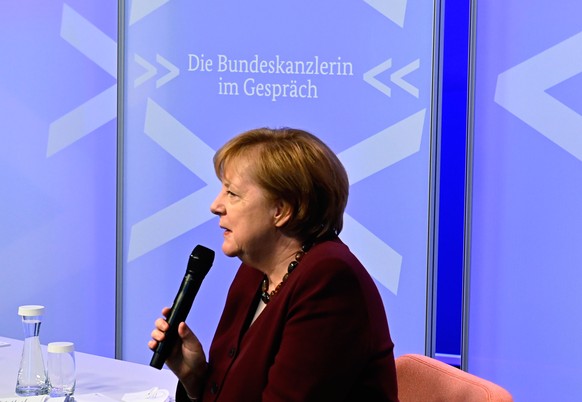 15.12.2020, Berlin: Bundeskanzlerin Angela Merkel (CDU) sitzt im Kanzleramt und redet w�hrend der Corona-Pandemie bei der digitalen Dialogreihe online mit Studentinnen und Studenten. Foto: Tobias Schw ...