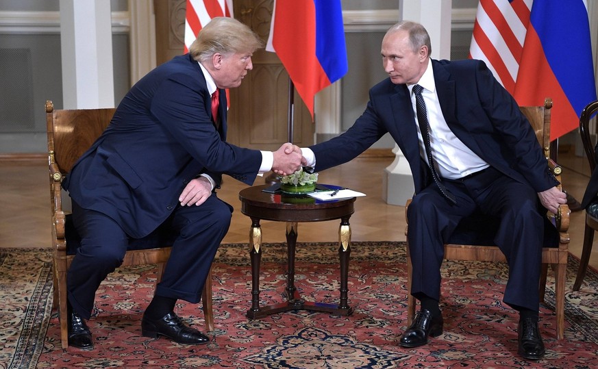 News Bilder des Tages July 16, 2018 - Moscow, Russia - Russian President Vladimir Putin, right, shakes hands with U.S. President Donald Trump at the start of a bilateral meeting during the U.S. - Russ ...