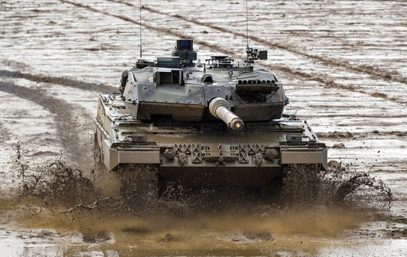 ARCHIV - 07.02.2022, Niedersachsen, Munster: Ein Kampfpanzer der Bundeswehr vom Typ Leopard 2A6 fährt während einer Gefechtsvorführung über den Übungsplatz. Bundeskanzler Scholz (SPD) will nach Inform ...