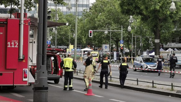 Polizeiabsperrung am Tatort der Amokfahrt, bei dem ein Auto am Breitscheidplatz in der Nähe der Gedächtniskirche in eine Personengruppe gefahren ist. Berlin, 08.06.2022