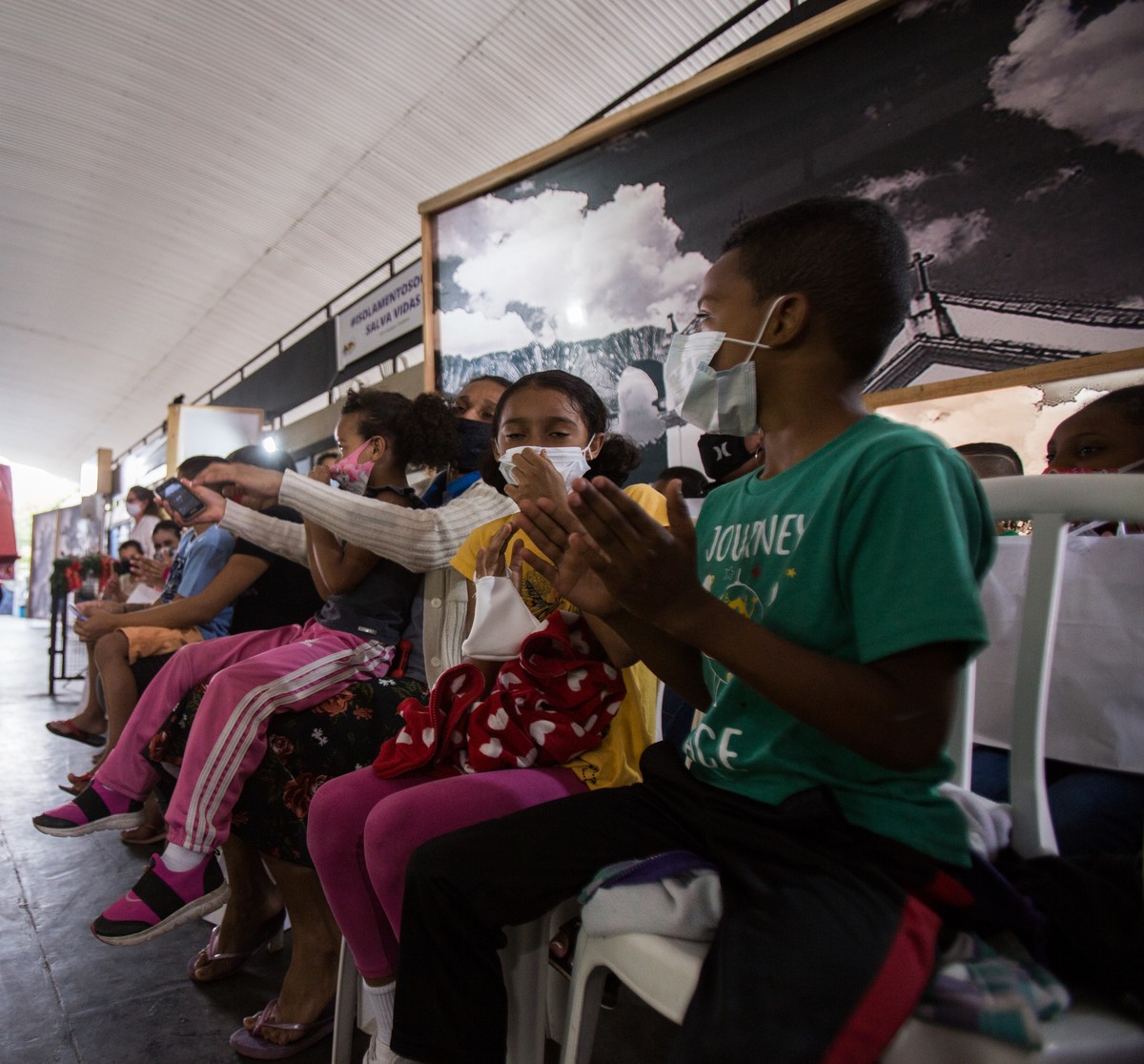 23.12.2020, Brasilien, Sao Paulo: Der Weihnachtsmann von "G10 Favelas und Partnern"